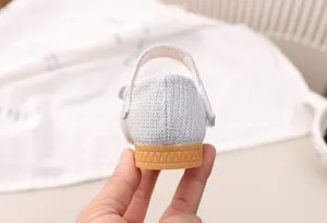 Detail von silbernen Mary Jane Glitzerschuhen mit rutschfester Gummisohle für Mädchen