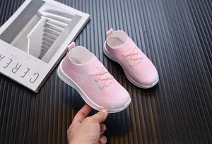 Gros plan détaillé du mesh respirant rose sur les baskets de sport pour filles