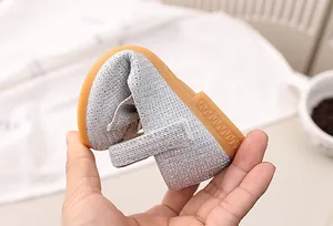 Detailansicht der flexiblen Gummisohle der silbernen glitzernden Mädchenschuhe