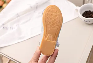 Detailansicht der rutschfesten Gummisohle mit Größenmarkierung auf Mädchenschuhen