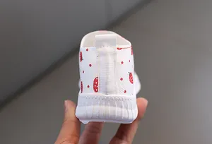 Détail montrant la semelle en caoutchouc antidérapante et le motif fraise sur les chaussures