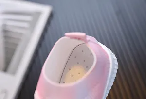 Détail de la doublure en mesh rose respirant et des semelles perforées pour filles