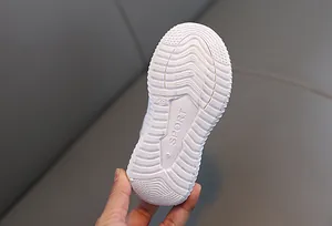 Détail de la semelle antidérapante en caoutchouc pour chaussure fille avec marquage sport