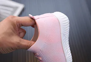 Gros plan sur la tige en maille rose respirante et l'ouverture de la chaussure