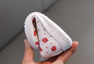 Détail de la semelle en caoutchouc antidérapante blanche ultra-souple pour filles