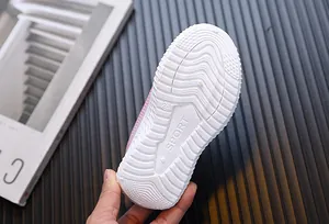 Gros plan de la semelle antidérapante en caoutchouc blanc avec logo SPORT pour chaussures