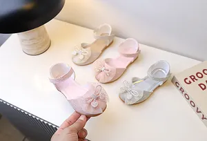 Detail von Glitzer Prinzessin Schuhen mit Spitzenschleife und Herz-Strass-Schnalle