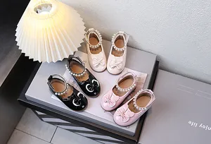 Details von Prinzessinnenschuhen für Mädchen in Weiß, Schwarz und Rosa mit Perlen und Schleifen