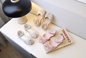 Detailansicht der Mädchen Prinzessin Sandalen mit Glitzer, Strass und Schleife in drei Farben