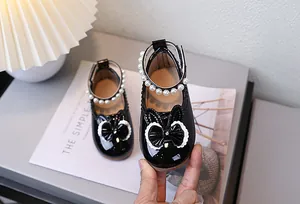 Detailansicht schwarzer Lackleder-Prinzessinnenschuhe für Mädchen mit Perlen und Schleife