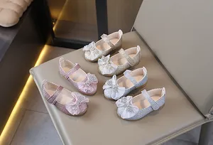 Zapatos Mary Jane brillantes para niñas en oro rosa y plata con lazos de pedrería