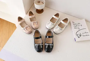 Tre paia di scarpe Mary Jane da bambina in rosa, bianco e nero con decoro a coniglio