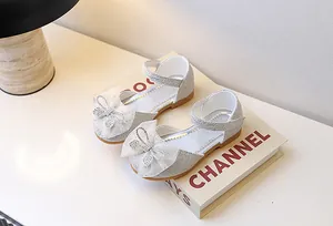 Details von silbernen Pailletten-Prinzessinenschuhen für Mädchen mit Strass-Schleife