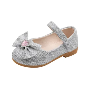 Glitzernde Mary Jane Schuhe für Mädchen mit Schleife und rosa Herz auf weißem Hintergrund