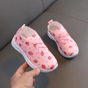 Baskets roses pour bébés avec motif fraises, tricot respirant et semelles souples