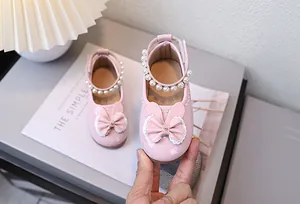 Rosa Mary Jane Schuhe für Mädchen mit Perlen, Hasenohren-Schleifen und Details aus Spitze