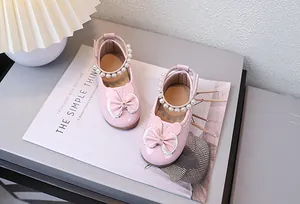 Detail rosa Mädchen Mary Janes mit Perlen-Fesselriemen und Spitzen-Hasenohren-Deko