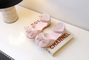 Detailansicht rosa Glitzer Mary Jane Schuhe mit Tüllschleife und Strassstein-Dekoration