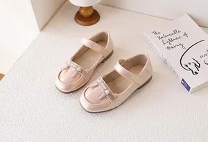 Dettaglio delle scarpe Mary Jane rosa per bambina con fiocco di perle e strass