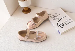 Dettaglio delle scarpe Mary Jane rosa con fiocchi a orecchie di coniglio e perle strass