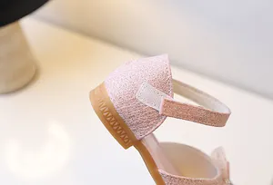 Detail der rosa Pailletten-Mädchenschuhe mit Glitzerstruktur und Klettverschluss