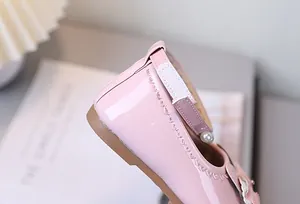Detail von rosa Lackleder Mädchen Mary Jane Schuhen mit Perle und Herz Ausschnitten