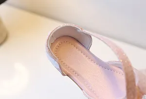 Detailaufnahme der rosa Glitzer-Prinzessinenschuhe für Mädchen mit weichem Innenfutter