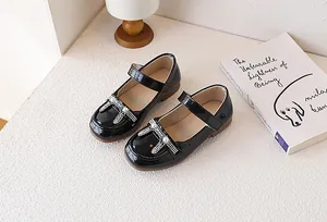 Dettaglio di scarpe Mary Jane in vernice nera con orecchie di coniglio in strass