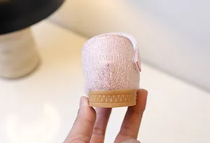 Detailansicht der rosa Pailletten-Kinderschuhe mit rutschfester Gummisohle von hinten