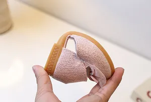 Detail der rosa Glitzer-Prinzessin-Schuhe zeigt die flexible und weiche Gummisohle