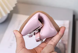 Nahaufnahme der flexiblen rosa Lackleder-Mädchenschuhe mit weicher faltbarer Gummisohle