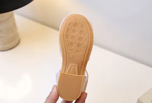 Detail der rutschfesten Gummisohle mit Wabenmuster auf pinkem Pailletten-Mädchenschuh