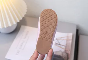 Detail der rosa Kleinkinderschuhe mit rutschfester Gummisohle und Rautenstruktur