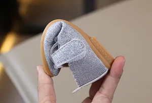 Detalle de la suela de goma flexible y antideslizante de zapatos de princesa con lentejuelas
