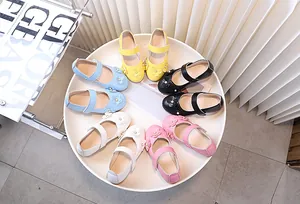 Detalle de zapatos Mary Jane coloridos para niña con flores y decoraciones de perlas