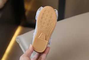Detalle de zapato de princesa plateado con lentejuelas y suela de goma antideslizante