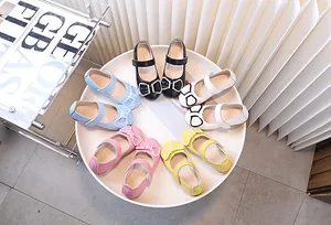 Dettaglio di scarpe Mary Jane per bambina con fiocchi decorativi in cinque colori