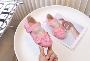Detalle de zapatos Mary Jane rosas con flores de cuero 3D, perlas y correa de velcro