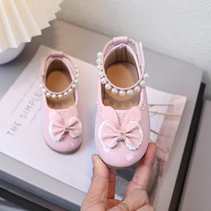 Rosa Lackleder-Prinzessinnenschuhe für Mädchen mit Perlenriemen und Hasenschleife