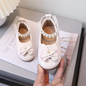 Mädchen Mary Jane Schuhe in Creme mit Perlenriemen und niedlicher Hasenohren-Schleife