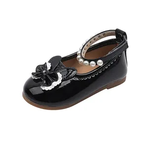 Glänzende schwarze Lackleder-Mary Janes für Mädchen mit Perlenriemen und Schleife