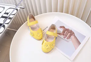 Vista superior de zapatos Mary Jane amarillos para niñas con flores y perlas