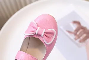 Dettaglio scarpe Mary Jane rosa da bambina con fiocco e finitura in ecopelle