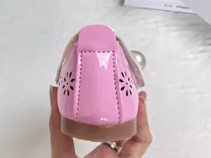 Chaussures fille en cuir verni rose avec découpes fleuries et boucle ornée d'une perle