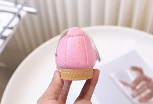 Dettaglio scarpe bimba rosa con suola in gomma antiscivolo e trama della pelle