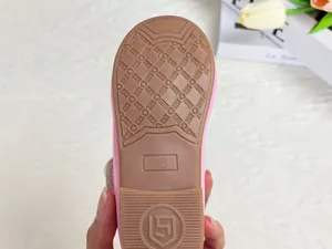 Détail de la semelle en caoutchouc antidérapante souple pour chaussures roses de fillette