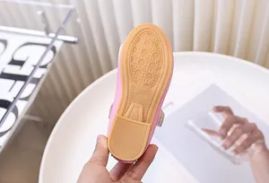 Dettaglio della suola in gomma antiscivolo scarpa rosa da bambina con taglia 28