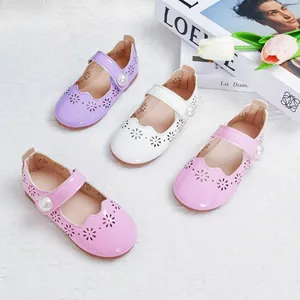 Chaussures Mary Jane Fille Style Princesse Cuir PU Verni Semelle Souple Bouton Künstliche Perle Fleurs Ajourées Bord Ondulé Fête Enfant