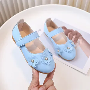 Zapatos Mary Jane azul claro para niña con flores de cuero decorativas y perlas finas