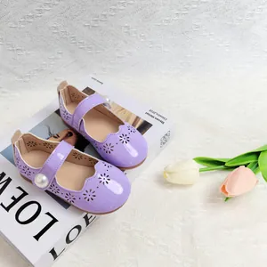 Chaussures Mary Jane en cuir verni violet pour filles avec fleurs et boutons perle